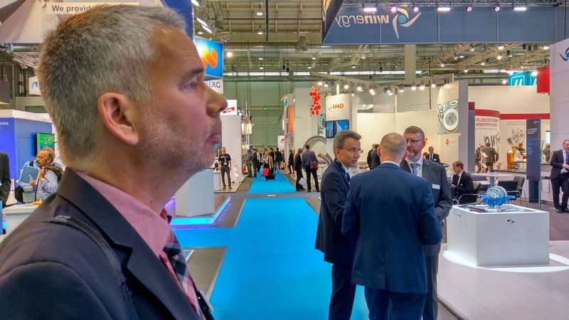 Key Accounter Volker Siegl am Stand von Winergy auf der Wind Energy 2016 in Hamburg. (Richter/konstruktionspraxis)