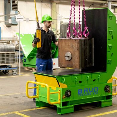 Die RUD-Werkzeugwender ermöglichen es, Spritzgussformen von bis zu 64 Tonnen Gewicht zuverlässig und sicher per Knopfdruck in unter einer Minute um bis zu 90° um ihre Schwerpunktachse zu drehen.  (Bild: RUD)