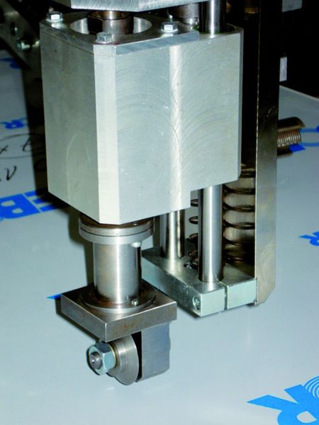 Erster Schritt: Das Schneidrad ritzt in die Folie die Kontur des freizulegenden Oberflächenbereichs ein. Die Vorgaben kommen von der CNC der Maschine. (Archiv: Vogel Business Media)