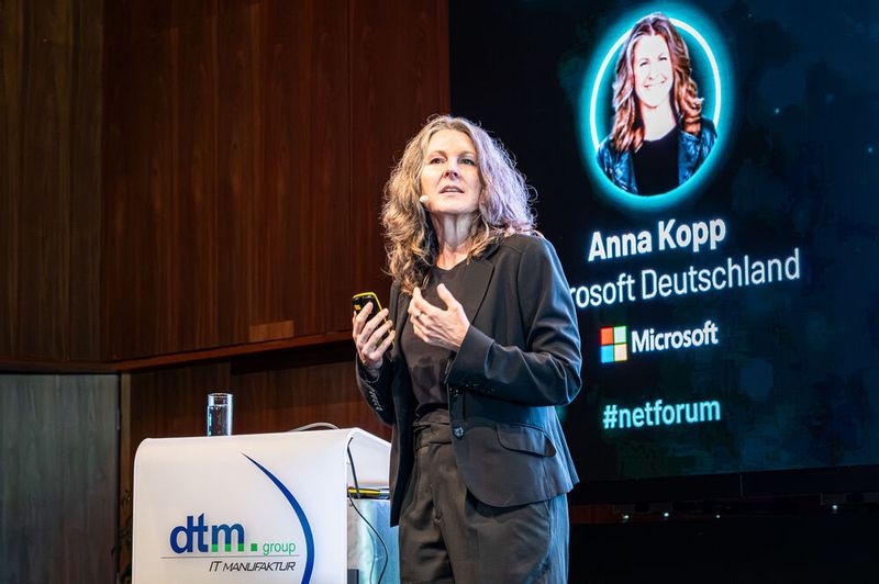 Anna Kopp, CIO bei Microsoft Deutschland, beleuchtete die fünf Säulen der digitalen Transformationsstrategie. An den beiden Veranstaltungstagen diskutierten über 35 Referierende die zentralen Herausforderungen der Digitalen Transformation. (Bild: dtm group)