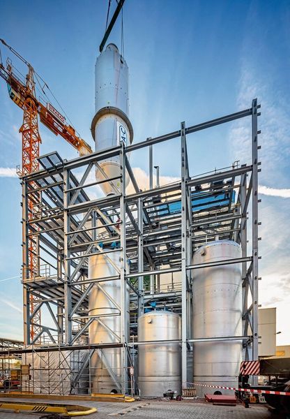 Apparat am Haken: Die Montage in Staßfurt erfolgte inmitten eines laufenden Industriestandorts. (CAC)