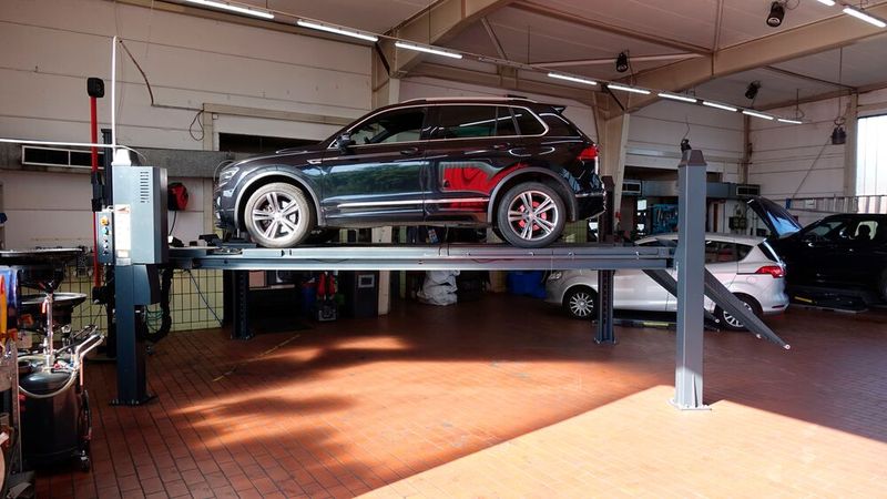 ... in eine Viersäulen-Hebenbühne, die weit mehr schafft als diesen VW Tiguan. Nämlich Transporter und Wohnmobile bis 5,5 Tonnen. (Bild: Rosenow – VCG)