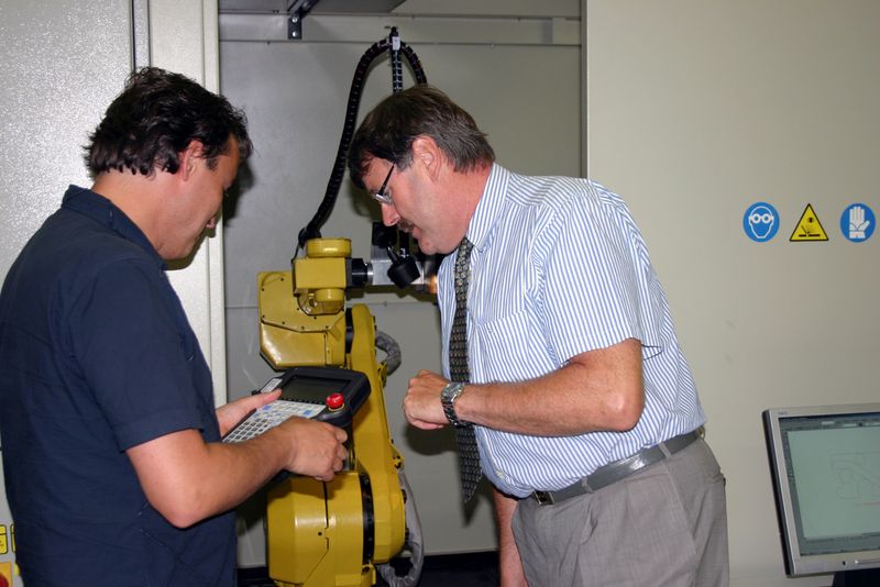 Intensive Zusammenarbeit: Mit der Erfahrung von ROFIN im Kunststoffschweißen will Luc Janssen von Mareco seinen Kunden Komplettlösungen anbieten, die nahezu beliebige Schweißkonturen zulassen. (Archiv: Vogel Business Media)