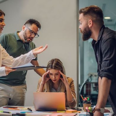 Neue Software kann sich negativ auf das Arbeitsumfeld auswirken: Mitarbeiter fühlen sich überfordert, isoliert und kämpfen mit zunehmend komplexer werdenden Strukturen. Das sind die Ergbnisse des Reports von Freshworks. (Bild: © Zamrznuti tonovi - stock.adobe.com)