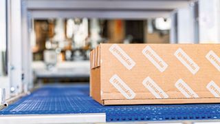 So sehen die Verpackungen von Mymeusli seit rund einem Jahr aus. Denn mit den Möglichkeiten einer neuen automatisierten, topmodernen Verpackungsanlage nebst 3D-Scanner, spart man immens Material sowie Zeit. Und man kriegt mehr individualisiertes Biomüsli auf den Lkw. Smurfit Kappa unterstützte diese Umstellung. (Bild: Mymuesli)