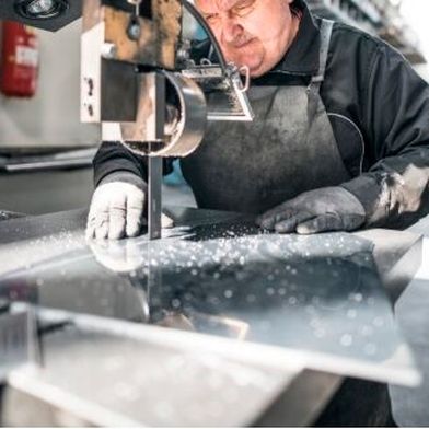 Die Lage im deutschen Metall- und Elektrobereich entspanne sich zwar, doch die Zahl der Beschäftigten geht weiter nach unten. Hier einige Einblicke ... (Bild: Jobblick)