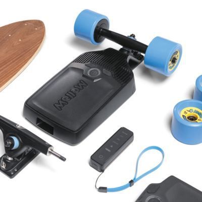 Elektrischer Skateboardantrieb ‘The Mellow Drive’: Der elektrische Antrieb Mellow Drive lässt sich mit nur vier Schrauben unter jedes Skateboard montieren und stellt eine kompakte E-Mobility-Lösung für die Stadt dar. Der aus einem Stück gefertigte Magnesiumrahmen schützt die Elektronik und den auswechselbaren Batteriepack. In den Rollen verbergen sich zwei Motoren, die auf bis zu 40 km/h beschleunigen. Die Bedienoberfläche ist nur ein Knopf, umschlossen von einem LED-Ring, der den Ladezustand, einen Vorgang oder einen Sicherheitshinweis anzeigt. Die intuitive Handsteuerung mit Schieberegler gibt Gas, wenn sie nach vorn geschoben wird, und bremst beim Zurückziehen. Sie erlaubt zudem, per Knopfdruck zwischen vier Fahrmodi von Rookie bis Pro zu wählen, Hersteller Mellow Boards, Hamburg, Deutschland.  (Bild: Red Dot / Mellow Boards)