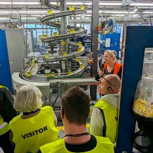 In Marklkofen produzieren rund 2.800 Mitarbeiter pro Sekunde neun Filter. Oder anderes ausgedrückt: 85 Lkw-Ladungen am Tag.(Bild:  Dominsky – VCG)