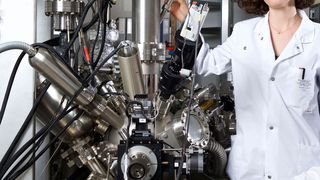 Juliette Billaud, Mit-Erstautorin der neuen Studie, und Claire Villevieille, Leiterin der Forschungsgruppe für Batteriematerialien am Paul Scherrer Institut. (Markus Fischer / Paul Scherrer Institut)