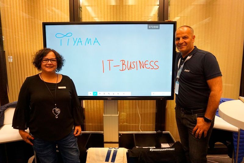 Susanne Nas und Abdullah Cakmak (beide iiyama) (Vogel IT-Medien GmbH)