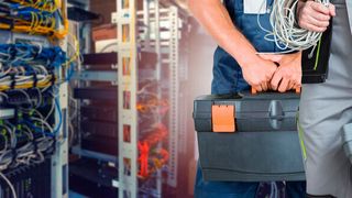 Die Servicepauschale von Auerswald beinhaltet auch die Montage der Hardware. (© Ruslan Olinchuk - stock.adobe.com)