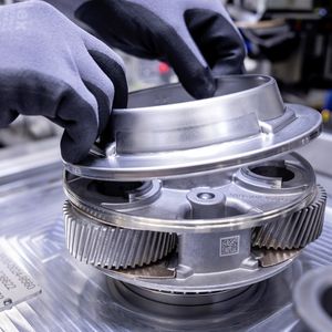 In Untertürkheim entstehen daneben Produkte und Komponenten für batterieelektrische und elektrifizierte verbrennungsmotorische Antriebe.(Bild:  Mercedes-Benz)