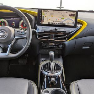 ... sondern den Innenraum. Beispielsweise ist der mittig angebrachte Touchscreen auf 12,3 Zoll gewachsen und dem Fahrer leicht zugeneigt.(Bild:  Rosenow – VCG)
