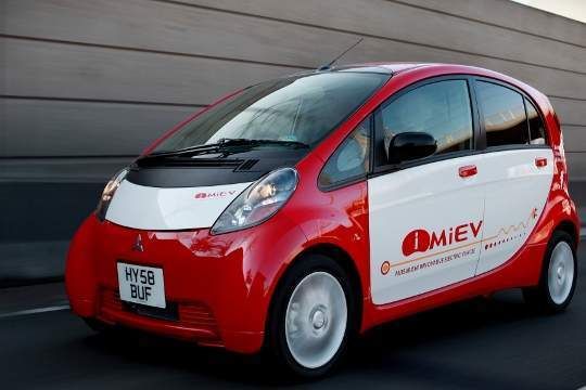 Das Problem mit den Akkus hat zwar auch noch Mitsubishi mit dem i MIEV (Mitsubishi innovative Electric Vehicle). Trotzdem soll das E-Mobil im Sommer 2009 in Japan und Anfang 2010 in Europa auf dem Markt kommen. Die Akkus sollen 144 Kilometer Reichweite erlauben. Eine Schnelleladung soll innerhalb von 25 Minuten möglich sein. Der Preis steht jedoch noch nicht fest. (Archiv: Vogel Business Media)