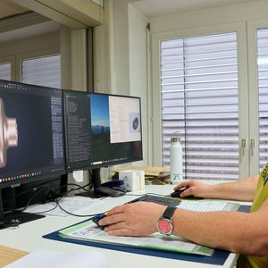 Rund 8000 Programme für Profilierrollen müssen jedes Jahr erstellt werden. Die Rollen sind jeweils sehr spezifisch auf das zu formende Profil abgestimmt. Mit Tebis ist sichergestellt, dass Kollisionen ausgeschlossen sind und sich die Maschinenbediener auf die Qualität der Programme verlassen können(Bild:  Maschinenmarkt/rw)
