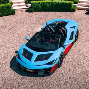 Die Lackierung in Blu Cepheus mit Akzenten in Rosso Mars zitiert den 1968 vorgestellten Lamborghini Miura Roadster(Bild:  Lamborghini)
