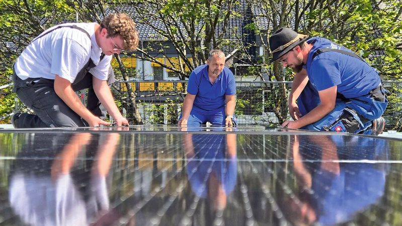 Auf bis zu drei Kundendächer pro Woche packt das Hoppmann-Future-Team eine PV-Anlage.(Bild:  Hoppmann)
