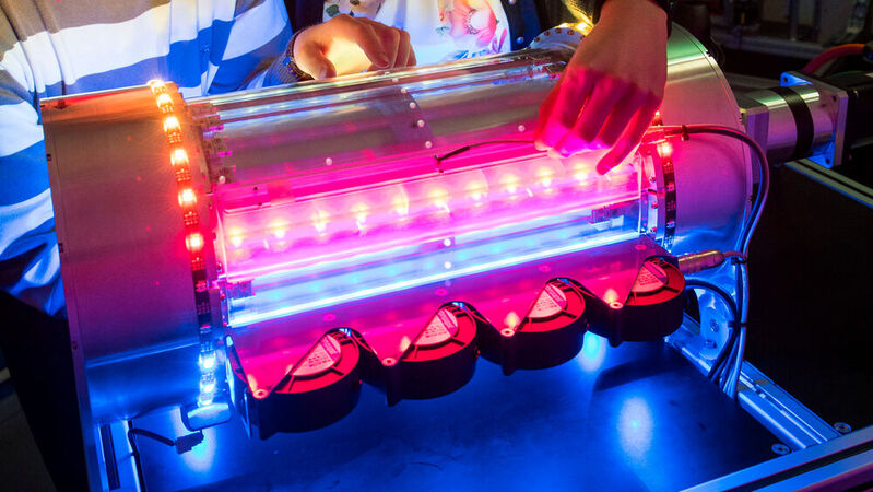 Der erste kontinuierlich laufende Kühldemonstrator mit elastokalorischer Technologie kommt ohne klimaschädliche Kältemittel aus. Hier wird die Luft mit künstlichen Muskeln aus Nitinol-Drähten gekühlt und auch erwärmt. Das rote und blaue Licht symbolisiert die erzeugte Wärme und Kälte.