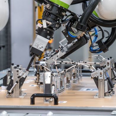 Im Projekt „Next2OEM“ entstand eine nahezu vollständig automatisierte Fertigung und Montage eines Fahrzeug-Kabelsatzes.  (Bild: Audi)