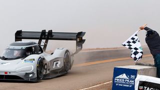Volkswagen hat das Pikes-Peak-Rennen 2018 mit dem I.D. R und Romain Dumas hinter dem Steuer gewonnen – und noch mehr: Der Franzose stellte in dem Elektro-Renner eine neue Bestzeit über alle Klassen auf. (VW)