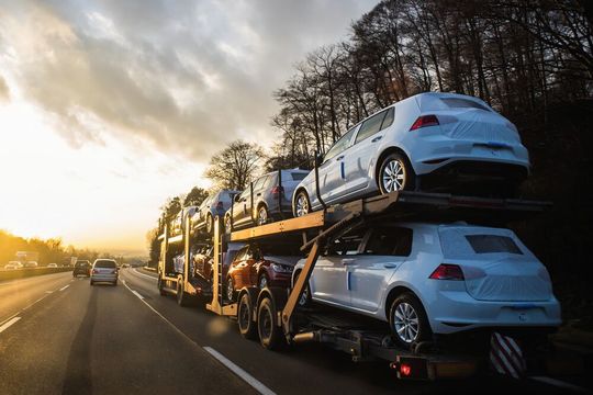 Wer ab 2020 Autos ins Ausland verkaufen oder von dort einkaufen will, sollte die neuen EU-Regeln genau kennen.(Bild:  © AdKrieger - stock.adobe.com)