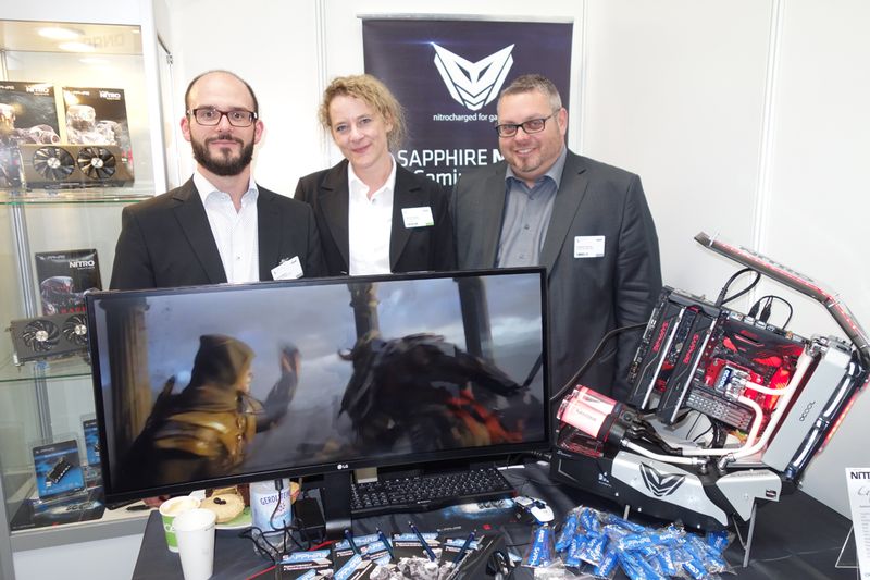 Bianka Brügger, ALSO, mit den Gamern Uli Kurzböck und Andreas Pokorny, Sapphire. (Bild: IT-BUSINESS)