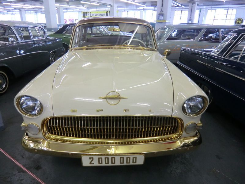 Bei der Focus-Tour kann neben den geschäftlichen Informationen Automobilgeschichte hautnah erlebt werden. (Bild: Baramundi)