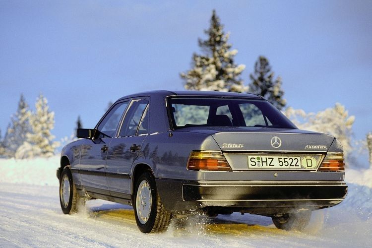 Beim ab 1987 lieferbaren 4-Matic Allradsystem wurden normalerweise nur die Hinterräder angetrieben. Bei Bedarf wurde die Kraftverteilung (33:67 zugunsten der Hinterachse) elektronisch umgeschaltet. In zwei weiteren Stufen wurden, falls notwendig, die Hinterachse und das zentrale Differential gesperrt. Der Aufpreis für 4-Matic betrug rund „schlappe“ 12.000 DM! (Foto: Daimler)
