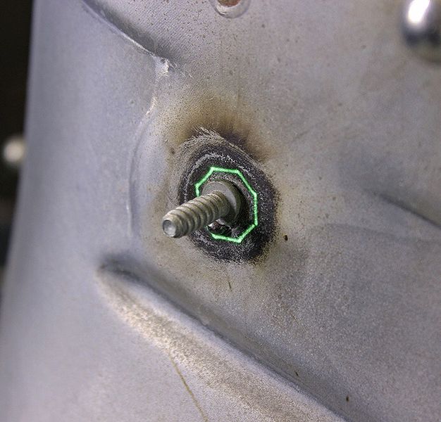 Im Prototypenbau kommt Werklicht unter anderem beim Bolzenschweißen zum Einsatz. Werklicht projiziert dabei die exakte Position der einzelnen Bolzen auf das Karosserieblech. Nach kurzem Anreißen der projizierten Bolzenposition kann der Bolzen gesetzt werden. Damit macht Werklicht den zeit- und kostenaufwendigen Einsatz von Koordinatenmessmaschinen überflüssig und erzielt Zeiteinsparungen von bis zu 75 %. (Bild: Extend3D)