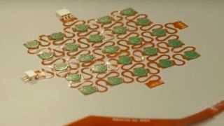 Ein Rekord für eine elektronische Haut: An der National University of Singapore wurde ein Sensorsystem entwickelt, das schneller als der menschliche Tastsinn reagiert. (Bild: NUS National University of Singapore)