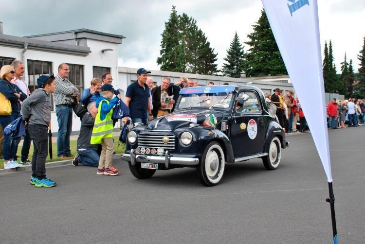 „Bunte Vögel“ wie dieser Fiat Topolino waren die Gewinner der Herzen bei den Zuschauern. (Dominsky)