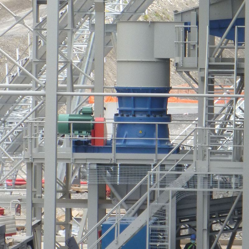 Brecher Kubria F/M 90: Die vorangestellte Bezeichnung „F/M“ zeigt an, dass Brecher dieses Typs für die Fein- und Mittelzerkleinerung, also vornehmlich in der sekundären und tertiären Brechstufe eingesetzt werden.