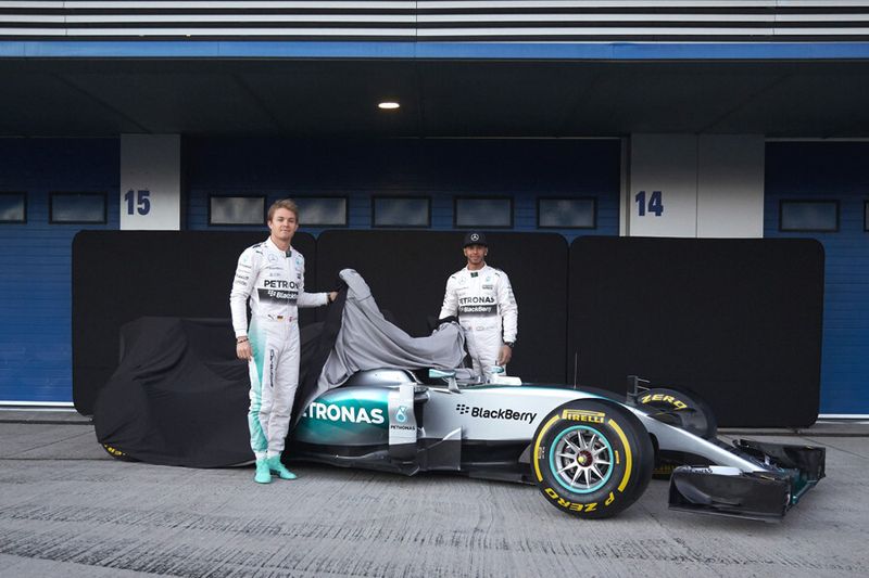 Nico Rosberg und Lewis Hamilton enthüllen den Rennwagen für die Saison 2015. (Bild: Mercedes AMG Petronas)