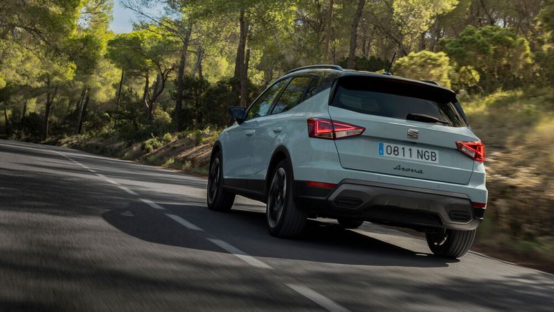 Auch die Motorisierungen sind gleich, wobei der Arona als SUV mit mehr Gewicht und mehr Luftwiderstand in der Agilität hinter dem Ibiza zurückbleibt. (Bild: Seat)