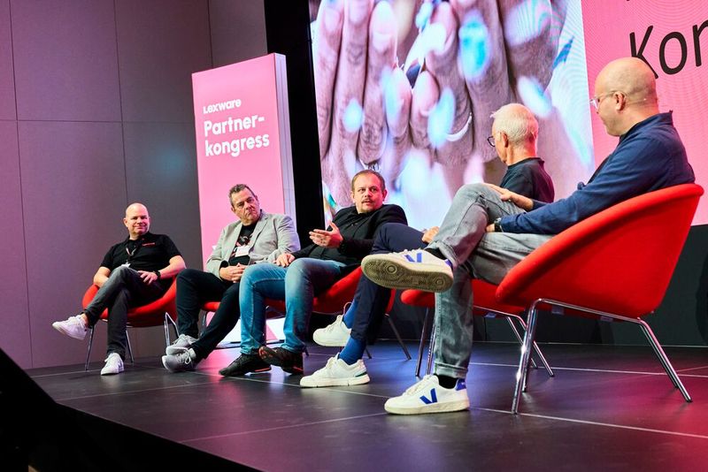 Podiumsdiskussion: Christian Steiger (Haufe-Lexware), Oliver Menzel (BOME), Peter Weißflog (PTC), Dirk Pfefferle (Moderator) und Carsten Riggelsen (PCG) (Bild: Haufe-Lexware)