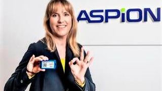 Zehn Jahre Aspion! Die Geschäftsführerin Martina Wöhr präsentiert das bereits etablierte Flaggschiff in puncto Schocksensoren – den Aspion G-Log 2. Er gilt als noch fähigerer Transportbegleiter, als die Vorgänger. (Aspion)