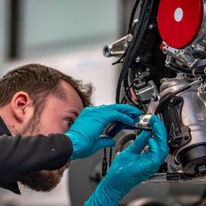 Check während der Montage: Ist alles in Ordnung mit dem 1,6-Liter V6-Turbomotor?(Bild:  Mercedes-Benz)