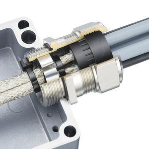 Dabei sorgt eine Feder für die zuverlässige Kontaktierung aller Schirmgeflechte.