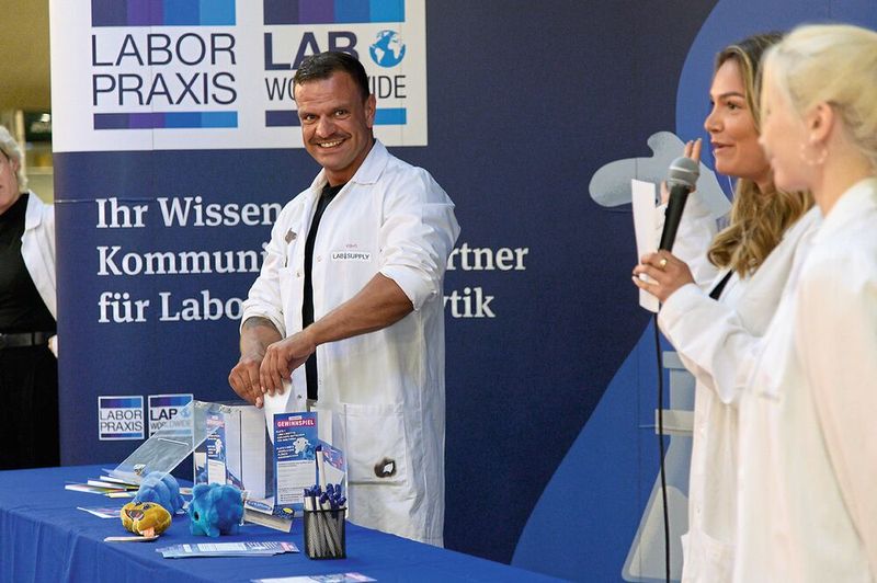 Die Ziehung der Gewinnspiel-Preise ist nicht nur wegen der Plüschmikroben ein Highlight...    Mehr Infos zu den kommenden LAB-SUPPLY-Messen finden Sie auf www.lab-supply.info (Bild: Stefan Stark)