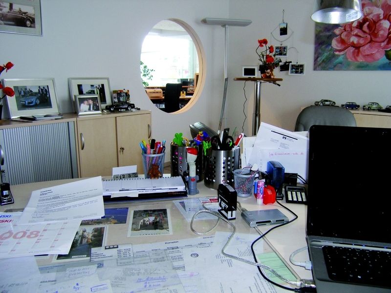 Von ihrem Schreibtisch aus hat die Chefin durch das „Bullauge“ in der Wand immer den  Eingangsbereich im Blick. (Archiv: Vogel Business Media)