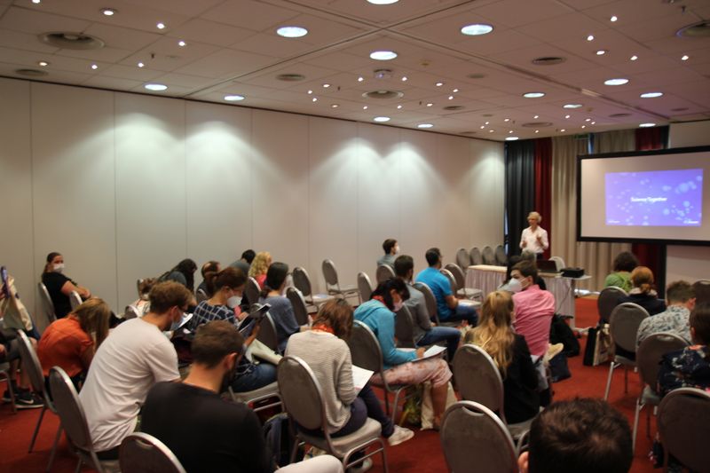 Impressionen der LAB-SUPPLY Berlin 2021Manch ein Vortrag war durch die reduzierte Bestuhlung schnell voll.  Weitere Infos zu den kommenden LAB-SUPPLY-Messen finden Sie auf www.lab-supply.info.  (LABORPRAXIS, Lüttmann)