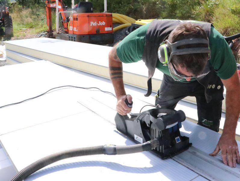 Polier Mathias Schmitt, der Name ist Zufall, kann das stabile Schwert des Trumpf-Panelcutters mit nur mäßig starkem Druck an jeder beliebigen Stelle maßgenau und ohne Startlochbohrung in das Verbundmaterial eintauchen.  (Bild: Trumpf)