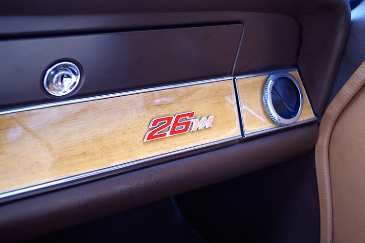 Ein Zeichen des Luxus: Das 26M-Signet im Innenraum. (Patrck Broich/SP-X)