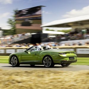 Auch das GTC genannte Stoffdach-Cabriolet drehte in Goodwood seine Runden.(Bild:  Bentley)