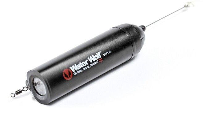 Red Dot Award 2015 - Unterwasserkamera zum Angeln Water Wolf HD UW1 vom Hersteller Svendsen Sport, Dänemark: Die Unterwasserkamera Water Wolf HD UW1 ermöglicht Aufnahmen beim Angeln in Salz- und Süßwasser. Sie wird mithilfe einer Stahlstange an der Angelschnur befestigt und kann bei verschiedenen Formen des Angelns wie Kunstköderangeln oder Angeln mit Schwimmern eingesetzt werden. Die Befestigung ist so konzipiert, dass die Kamera stets in der richtigen Position im Wasser liegt. Zudem bietet ihre schlanke Form nur einen geringen Wasserwiderstand, sodass die Kamera ruhig durch das Wasser gleitet.  (Red Dot)