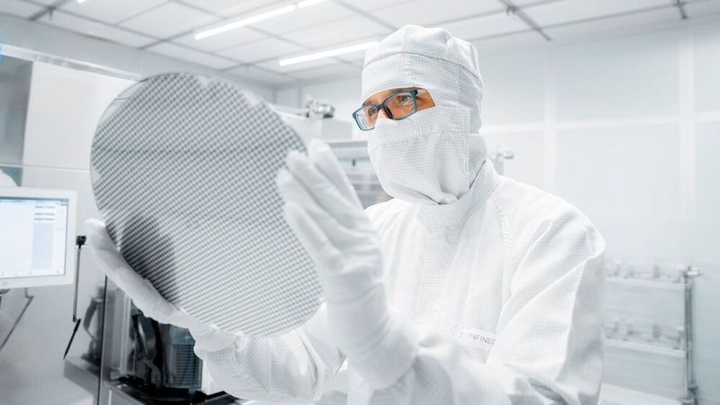 Inspection of a 300-mm wafer in Dresden.(Image: Infineon Technologies)