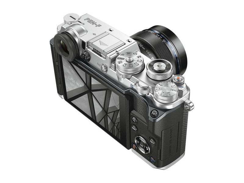Hochauflösendes LCD-Display, das beweglich ist, um auch aus ungewöhnlichen Winkeln fotografieren zu können. (Olympus)