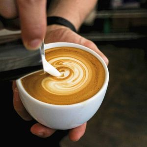  Platz 2: Ein bisschen Italien – Der Cappuccino  Das traditionelle italienische Kaffeegetränk besteht aus einem Drittel Espresso, einem Drittel heißer Milch und einem Drittel Milchschaum. Populär wurde der Cappuccino nach der Verbreitung von Espresso-Maschinen    und ist auch weiterhin sehr beliebt, denn 38% der Deutschen trinken ihn regelmäßig.  (Bild:  frei lizenziert/ Taylor Franz / Unsplash)