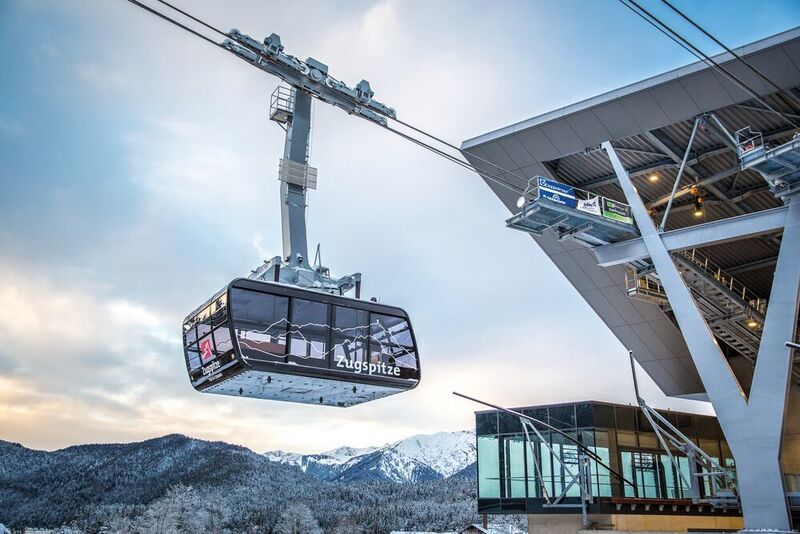 Zwei Kabinen bringen künftig je 120 Fahrgäste auf den höchsten Gipfel Deutschlands. Dabei passieren sie die 127 m hohe und damit weltweit höchste Stahlbaustütze für Pendelbahnen. (Bayerische Zugspitzbahn Bergbahn AG)