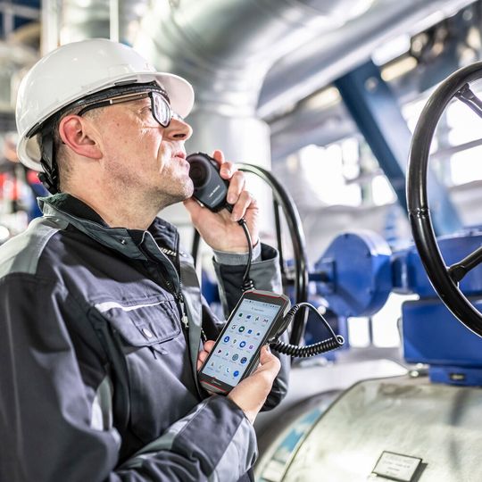 Das IS540.1 von i.safe Mobile: das weltweit erste, für ATEX- und IECEx Zone 1/21 zugelassene Smartphone mit umfangreich unterstützten 5G-Frequenzbändern und Wi-Fi 6-Konnektivität. Das IS540.1 von i.safe Mobile: das weltweit erste, für ATEX- und IECEx Zone 1/21 zugelassene Smartphone mit umfangreich unterstützten 5G-Frequenzbändern und Wi-Fi 6-Konnektivität.